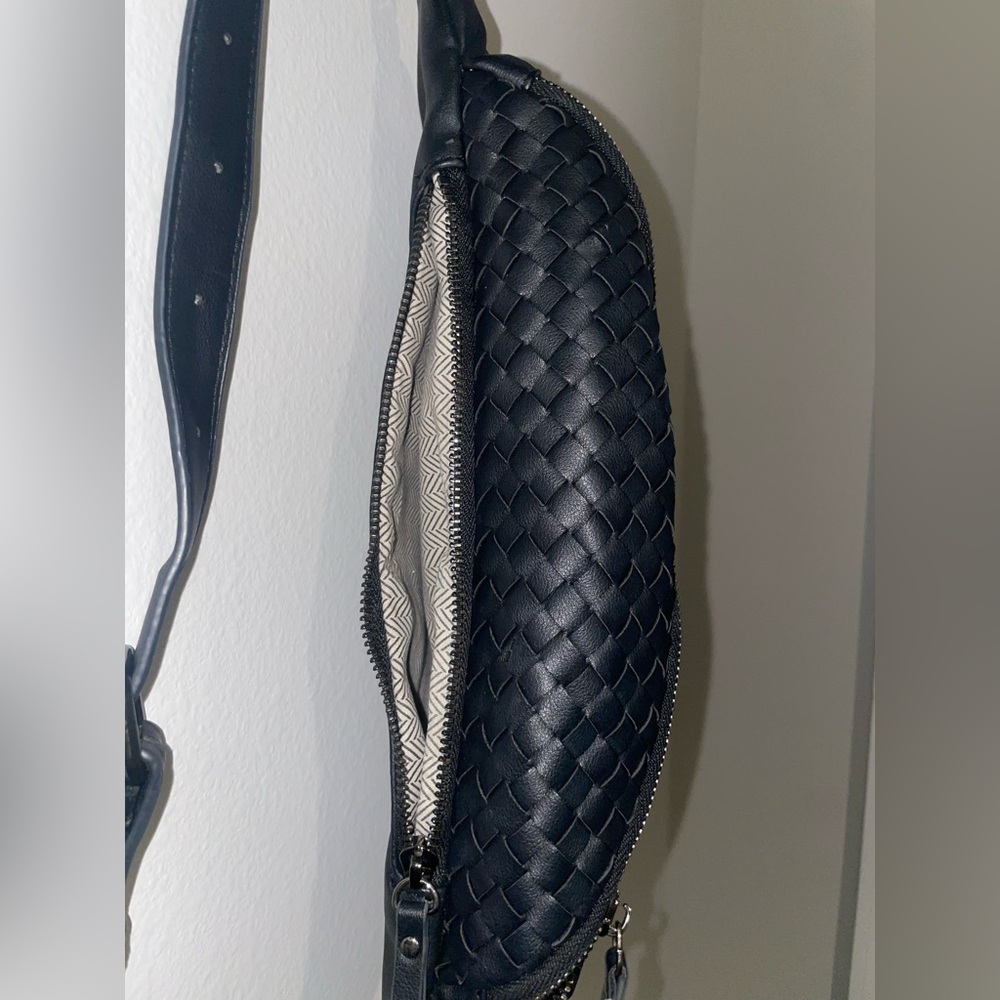 Urban Expressions Black Woven Crossbody Bag - Picture 3 of 7